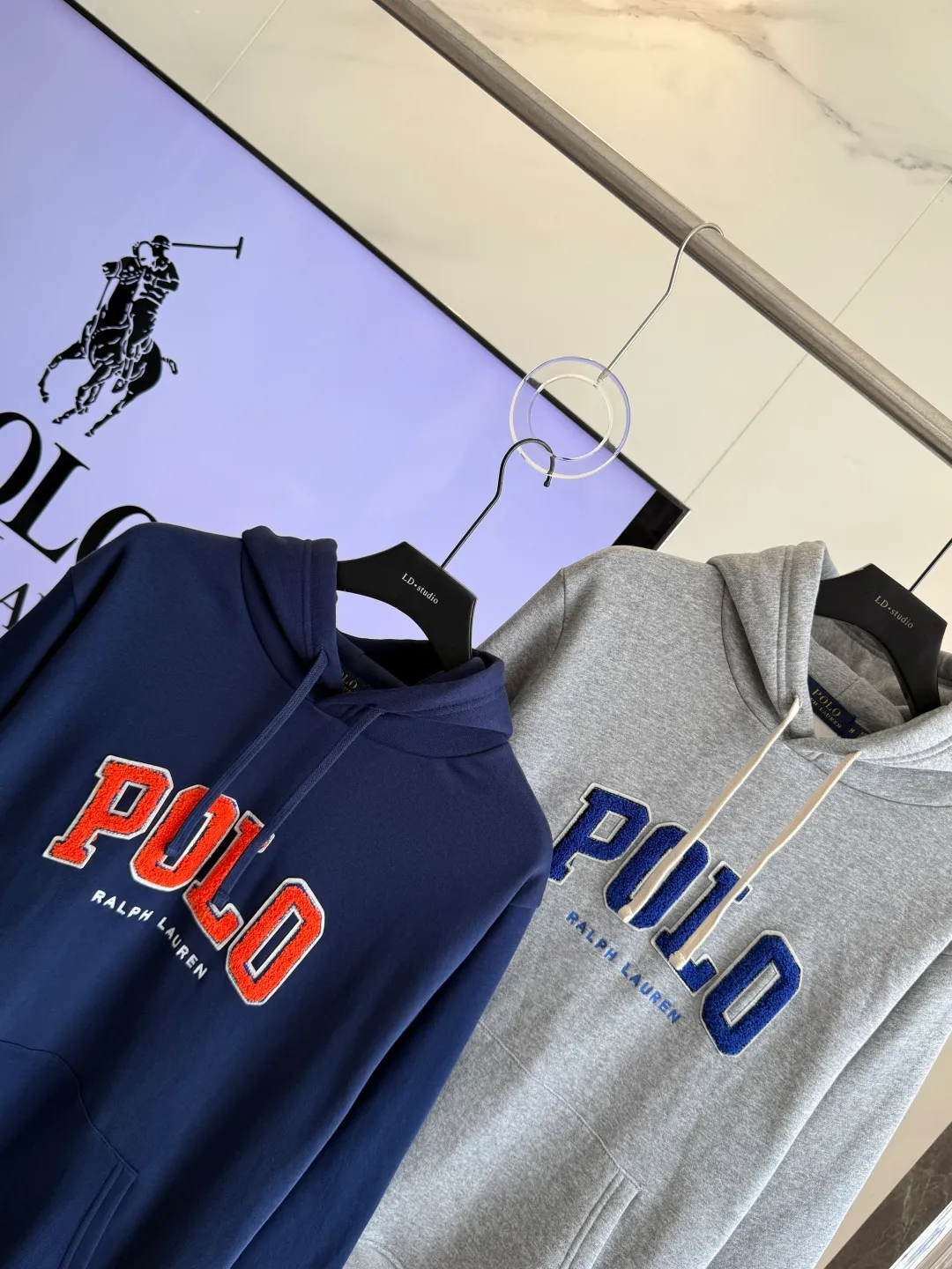 P250 𝗥𝗮𝗹𝗽𝗵 𝗟𝗮𝘂𝗿𝗲𝗻/Ralph Lauren🐎Towel embroidered hooded sweatshirt 380g Expo velvet hooded sweatshirt High-end official original one-to-one replica - customized original fabrics, accessories, hang tags, collar labels, and packaging are all made according to the original version to distinguish the cheap and wrong versions on the market This hooded sweatshirt is decorated with the simple style that represents Ralph Lauren and is paired with the classic Polo towel embroidery pattern, which is three-dimensional and full! The solid color fabric paired with exquisite embroidery instantly sets it off! Hooded sports design, loose and casual fit! The overall texture is very strong! Through the pictures, we can feel the thickness and texture of custom-woven and dyed threads. The workmanship is exquisite. They are shipped from major foreign trade factories. They are all made by masters with many years of experience. Everything is of high standards and requirements! Simple and versatile style ~ super delicate and soft, close to the body without being tied, all fabrics and accessories are original custom-made and of high quality! Perfectly reflects the brand’s sense of superiority! Standard cut, comfortable stretch, unrestricted movement! Highly practical, high-end and classy! Versatile style ~ can be paired with jeans or jogging pants. Ideal for transitioning from your morning commute to weekend events!  Color: Gray Blue Size: S-2XL
